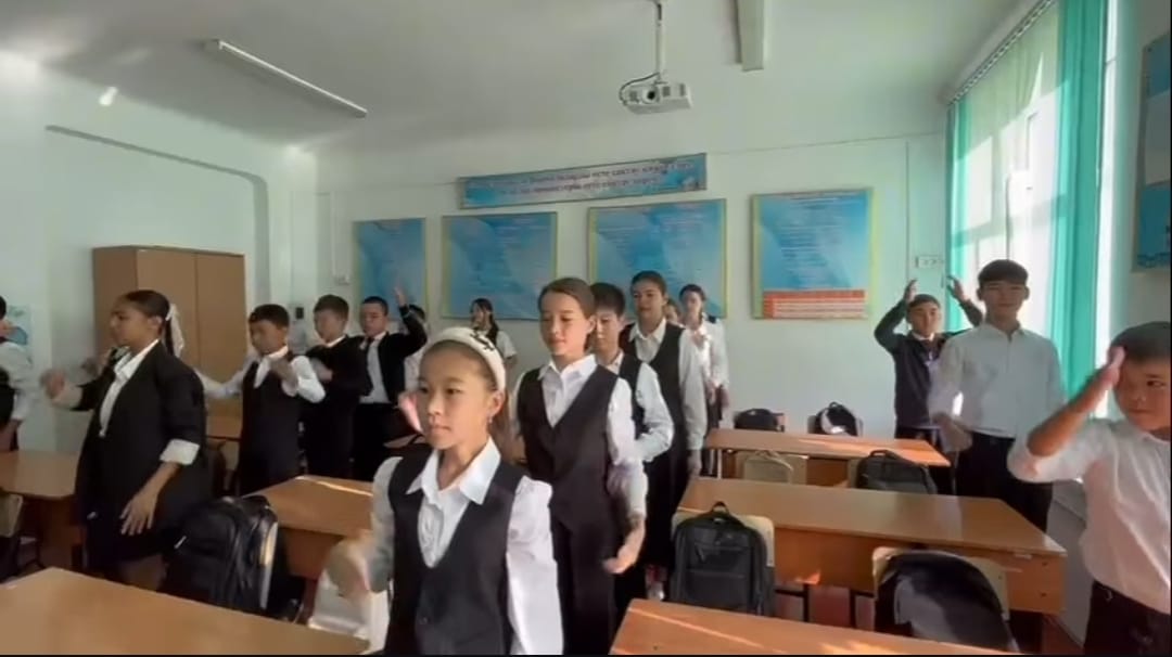 Мақсұт Жылысбаев атындағы №14 ЖОББМ әр аптаның сейсенбі күні “Бірлігі жарасқан” әніне жаттығу қимылдарын орындады.