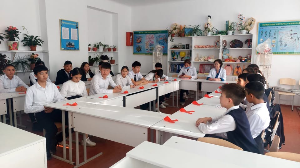 2025 жылғы 15 қазандағы №1-0941 хатына сәйкес М.Жылысбаев атындағы №14 жалпы білім беретін мектебінде жоғары сынып оқушыларына АИТВ инфекциясының және ЖЖБИ-нің алдын алу бойынша орталығының маманы мен мектеп медбикесі кездесу өткізілді