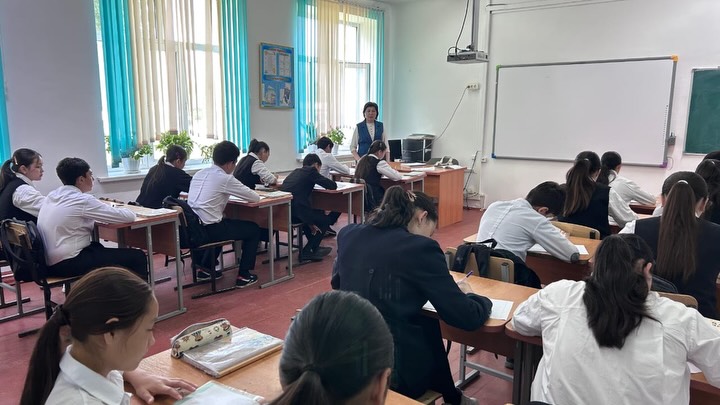 28 сәуір күні сағат 11:00 де 8-сынып оқушылары арасында жалпыаудандық эссе жазу байқау-сағаты ұйымдастырылды.